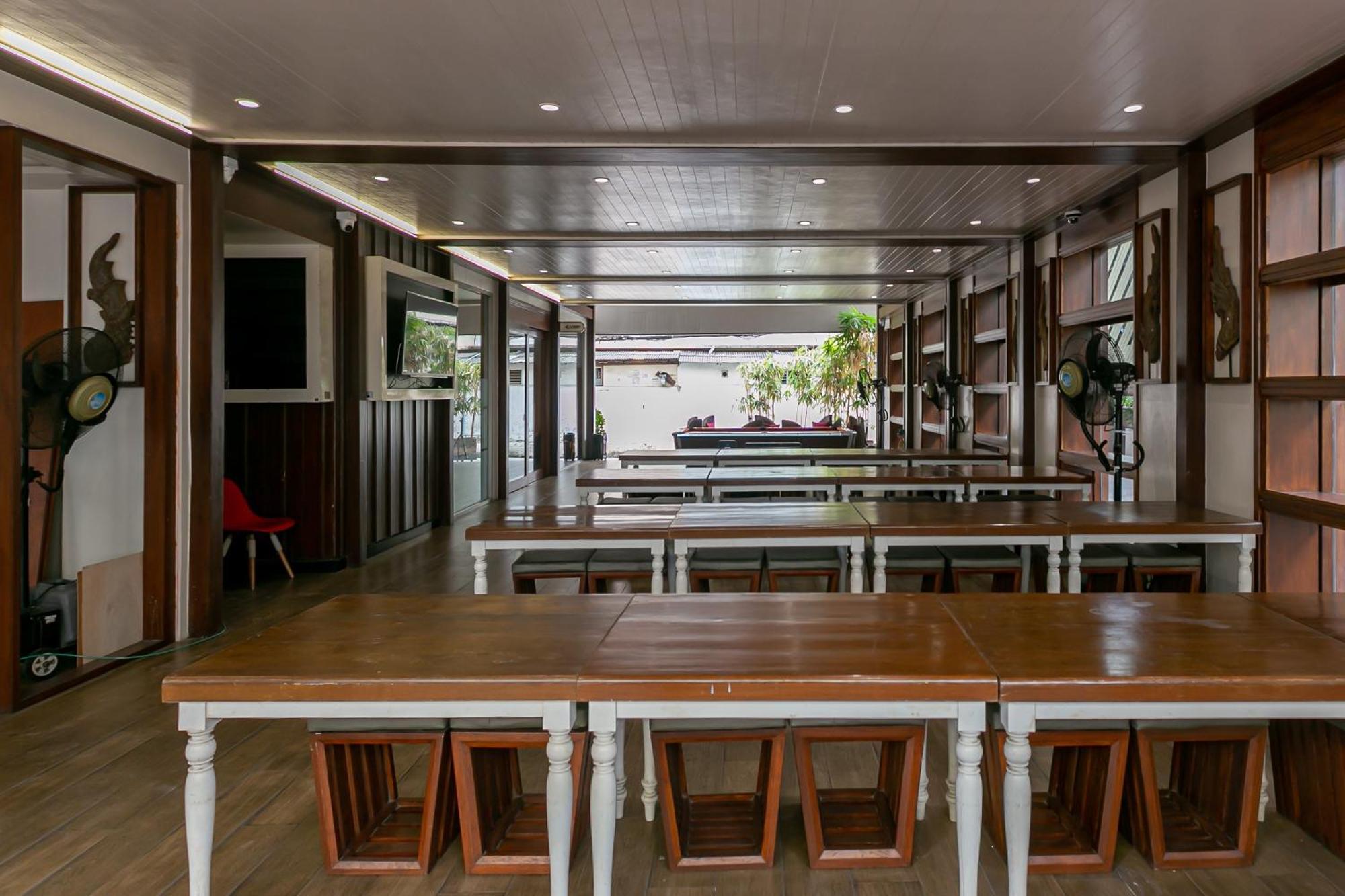 A Sleep Bangkok Sathorn Hotell Exteriör bild